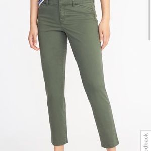 Mid Rise Pixie Chinos Ankle Length. New w/o tags